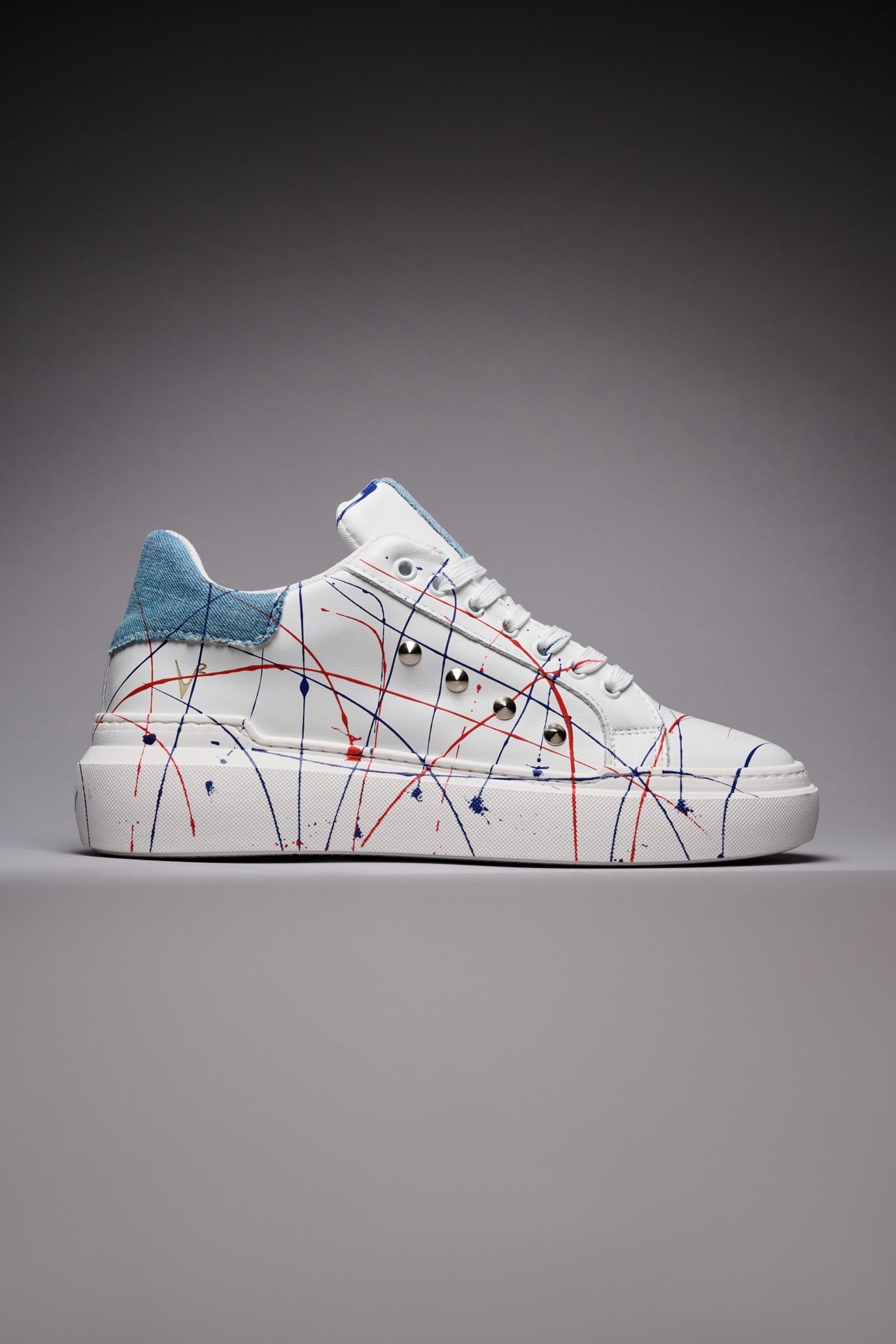 VEGA - Sneakers a suola alta Bianca retro Jeans con borchie e schizzi di vernice