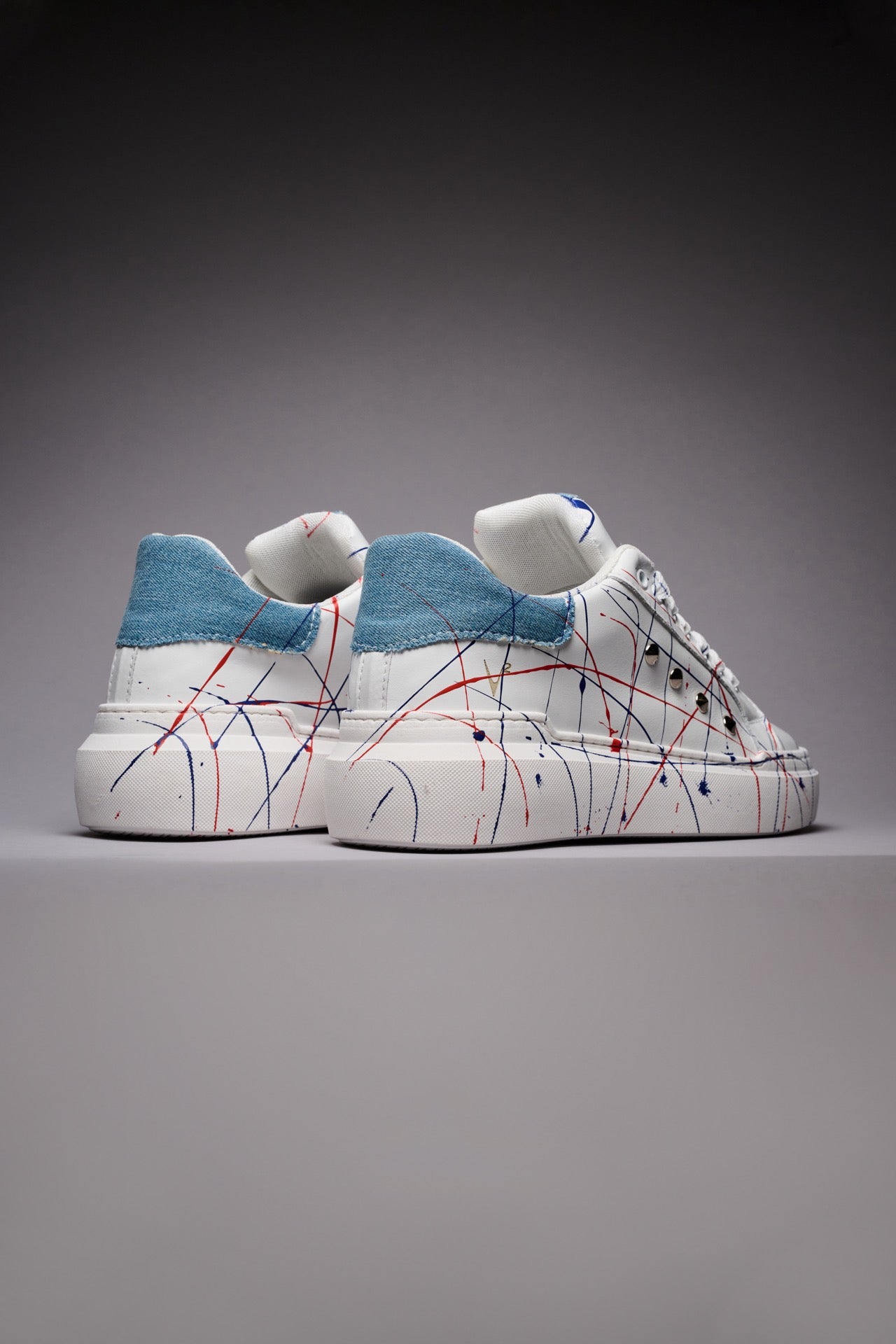 VEGA - Sneakers a suola alta Bianca retro Jeans con borchie e schizzi di vernice