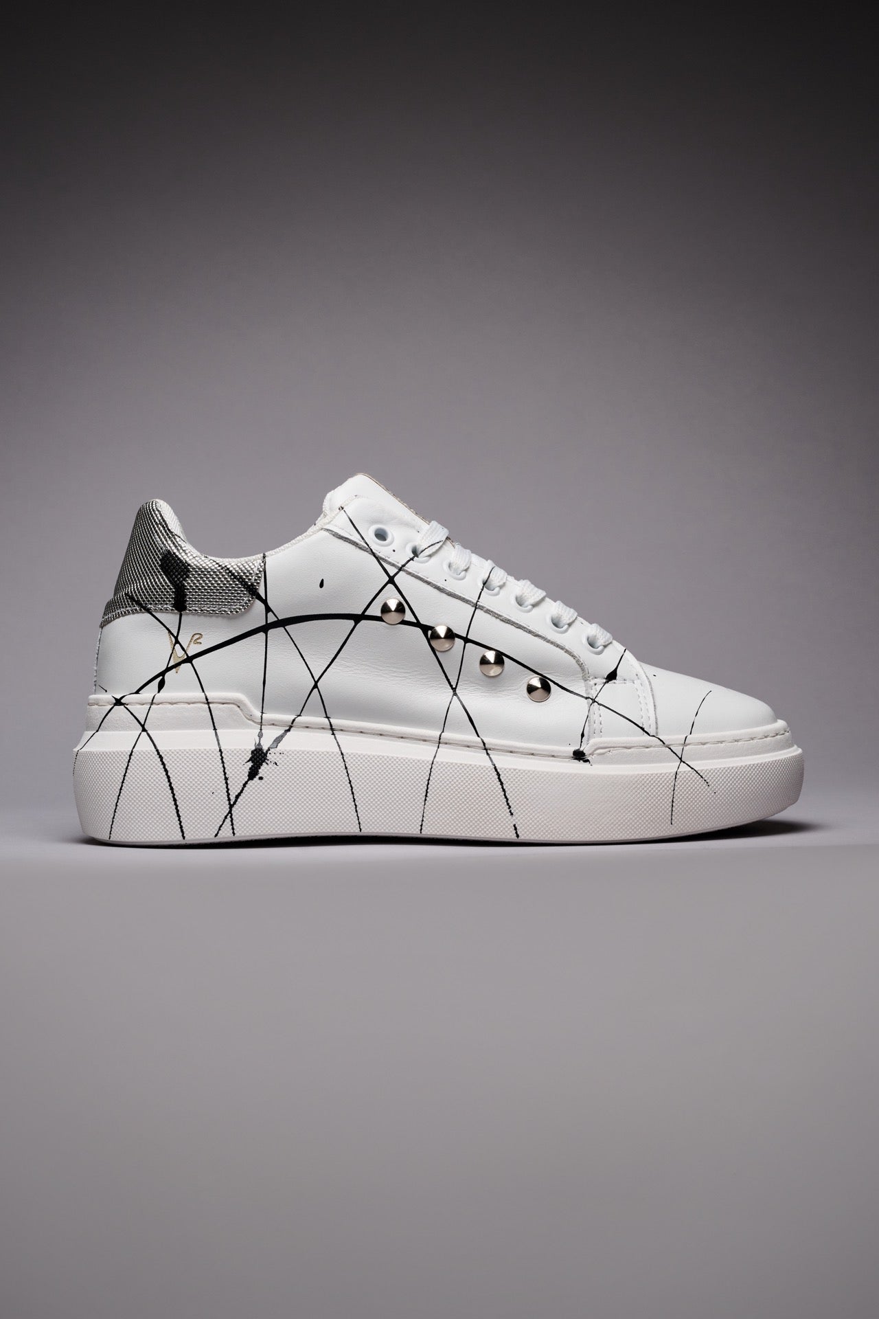 VEGA - Sneakers a suola alta Bianca retro Pixel Argento con borchie e schizzi di vernice