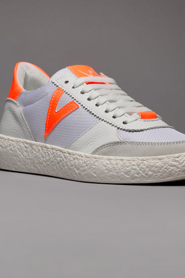 ATENA - Low-top white sneakers with fluorescent orange rubber inserts