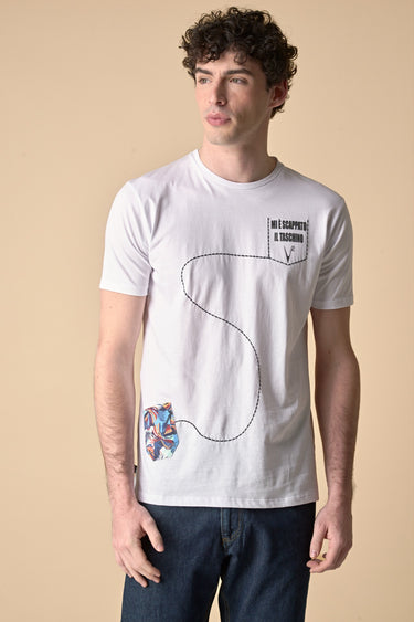 T-Shirt Bianca "Mi è scappato il taschino" con ricamo e tessuto V2