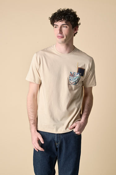 T-Shirt Sabbia con Taschino e Patch ricamato in tessuto V2