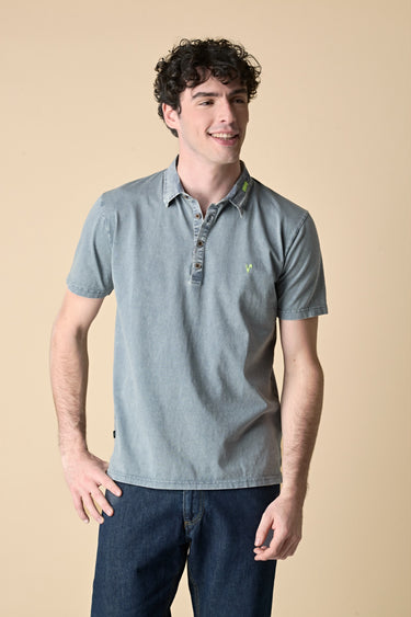Garment-dyed polo shirt in marbled blue with contrasting embroidery
