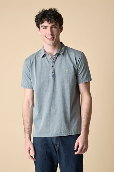 Garment-dyed polo shirt in marbled blue with contrasting embroidery