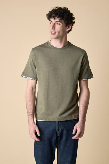 T-Shirt girocollo in maglieria Verde Militare con collo taglio vivo e dettagli in tessuto V2