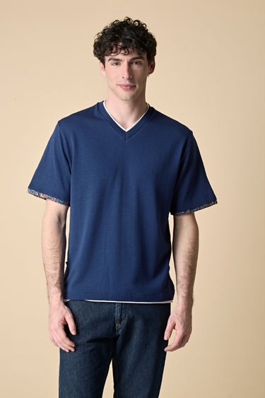 T-Shirt scollo V in maglieria Blu con collo taglio vivo e dettagli in tessuto V2