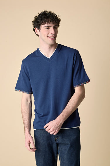 T-Shirt scollo V in maglieria Blu con collo taglio vivo e dettagli in tessuto V2