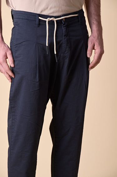 LISBONA - Chino in cotone elasticizzato Blu con pence, laccetti frontali e salpa in tessuto V2