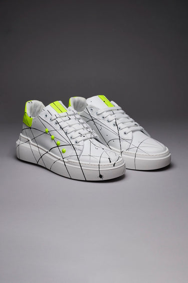 VEGA - Sneakers a suola alta retro e borchie Giallo Fluo con schizzi di vernice