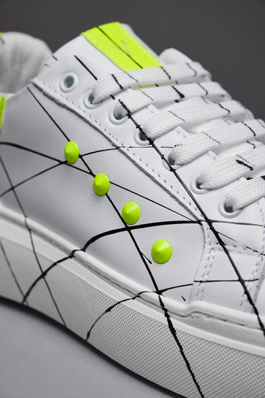 VEGA - Sneakers a suola alta retro e borchie Giallo Fluo con schizzi di vernice