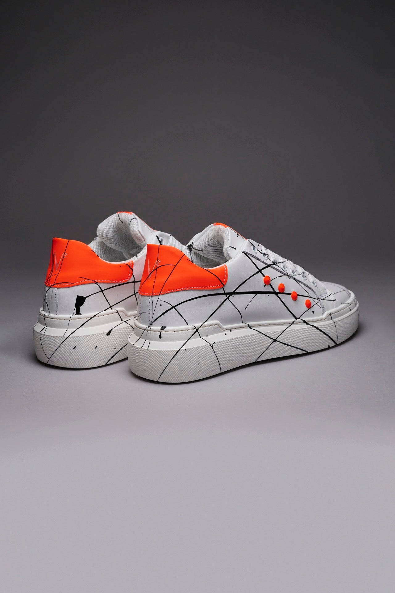 VEGA - Sneakers a suola alta retro e borchie Arancione Fluo con schizzi di vernice