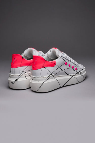 VEGA - Sneakers a suola alta retro e borchie Rosa Fluo con schizzi di vernice