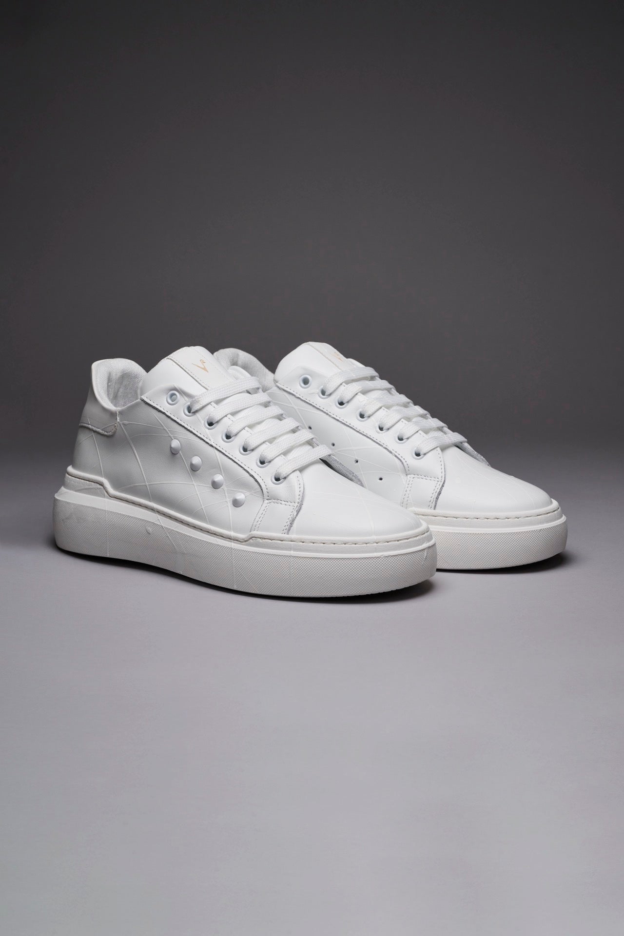 VEGA - White retro high sole sneakers with studs and paint splashes