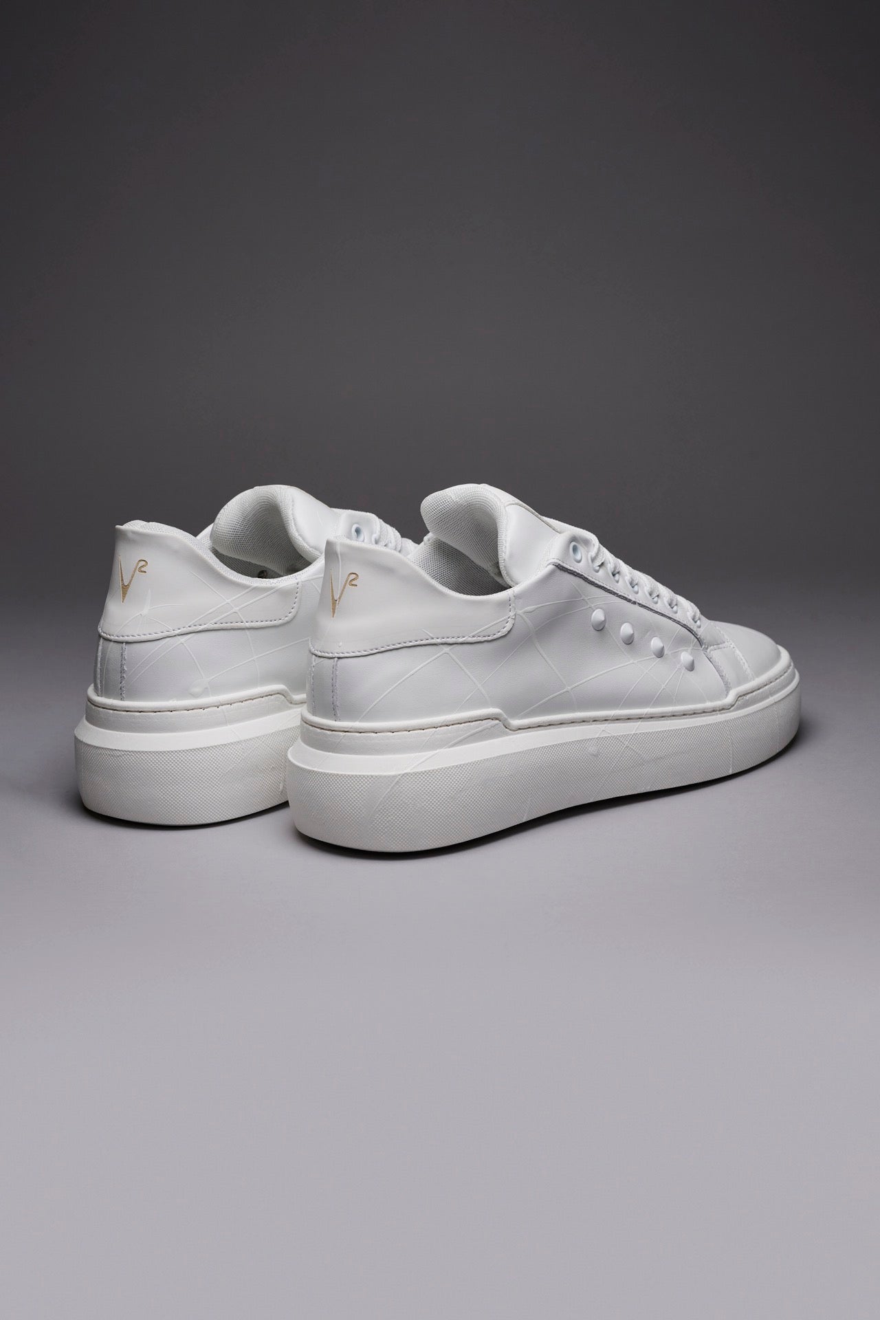 VEGA - Sneakers a suola alta retro Bianco con borchie e schizzi di vernice