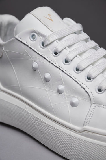 VEGA - White retro high sole sneakers with studs and paint splashes