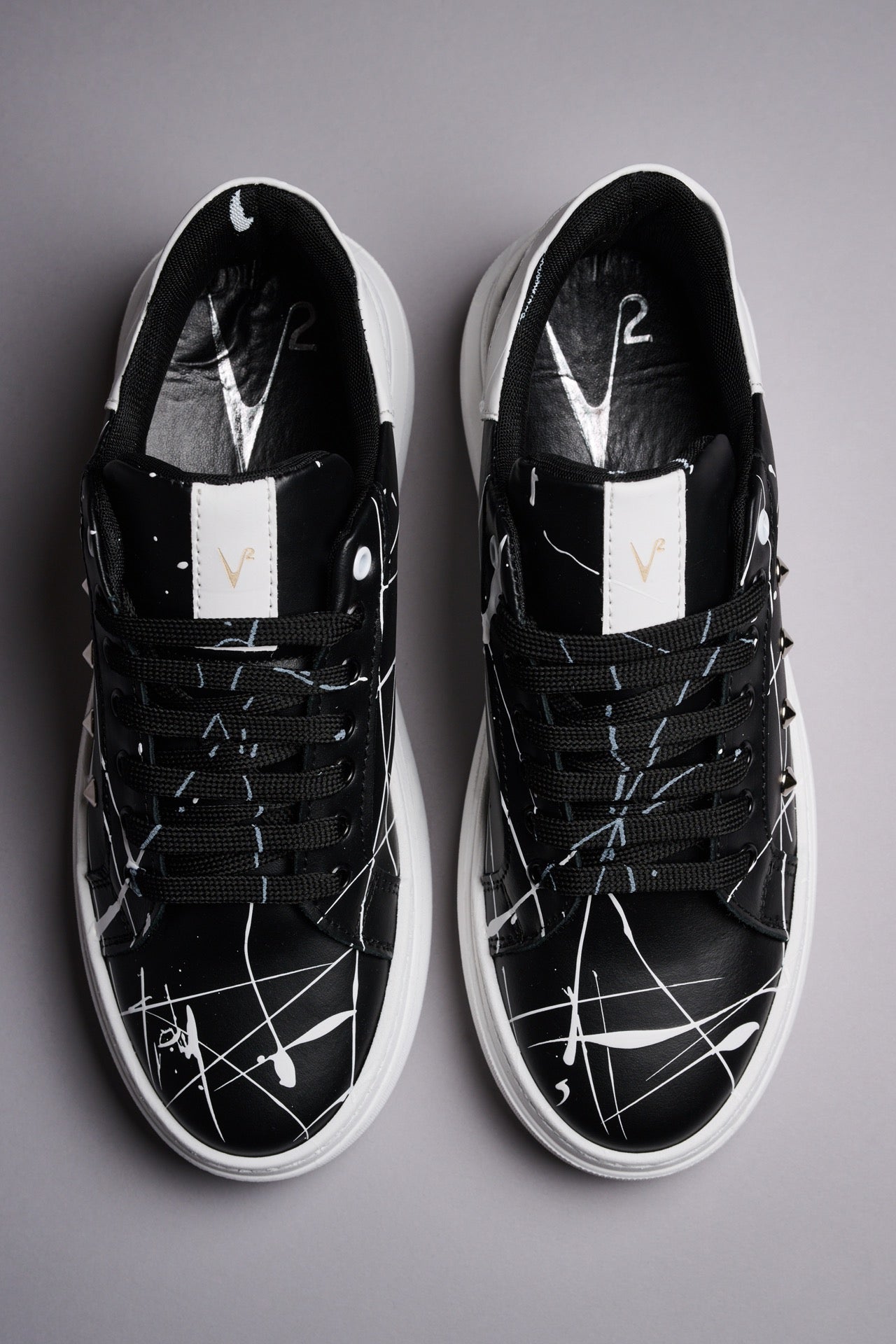 VEGA Sneakers a suola alta nera retro Bianco con borchie e schizzi di vernice