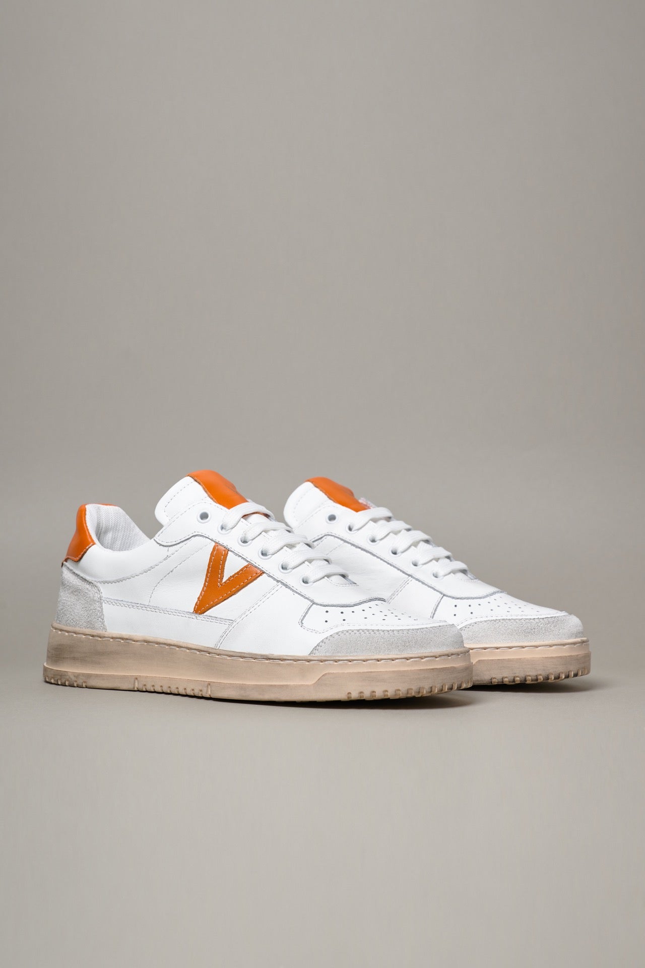 COLLEGE - White Sneakers with Orange back and insert
