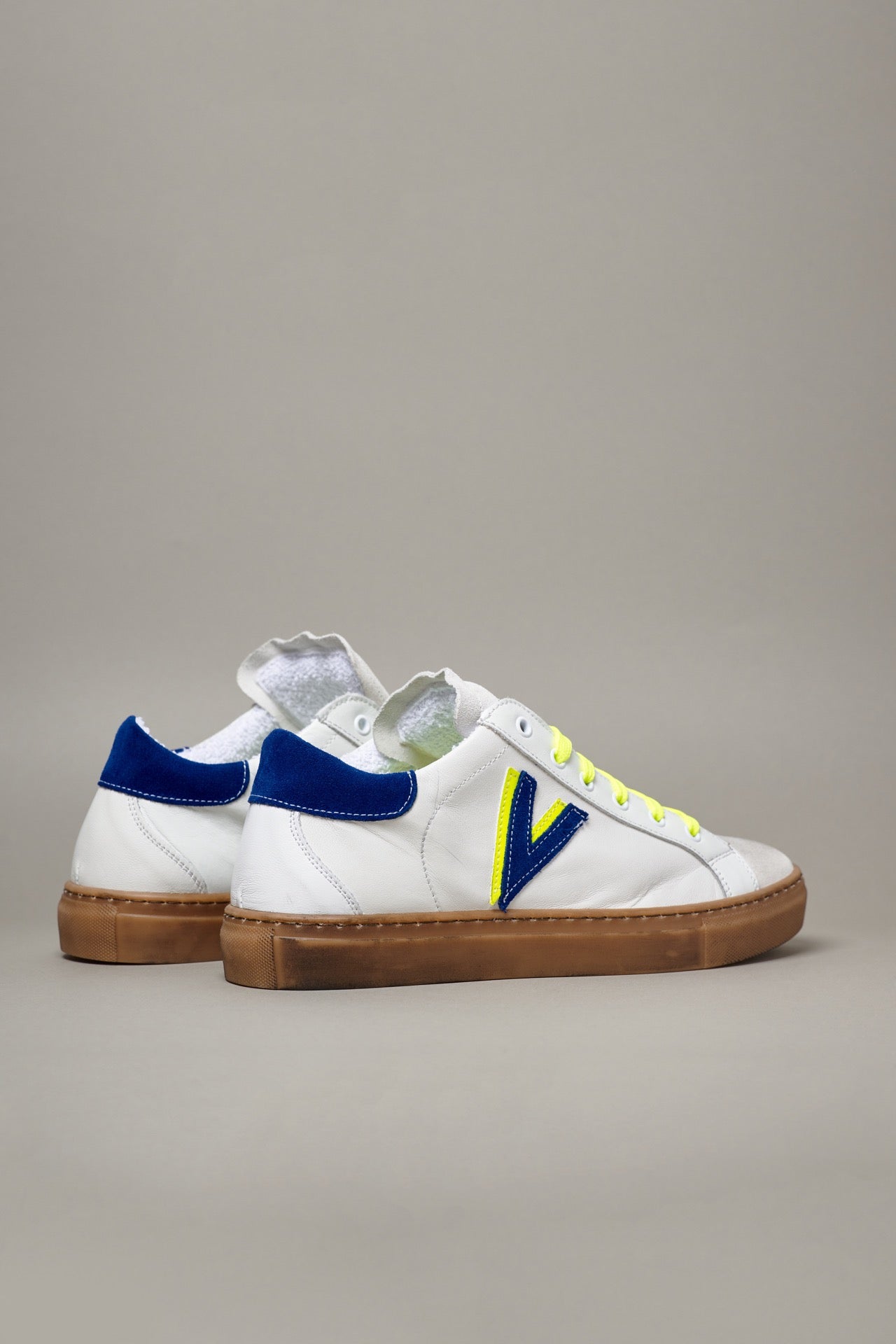 OLYMPIC V - Sneakers a suola bassa Bianca con retro e inserto bicolor Blu e Giallo Fluo