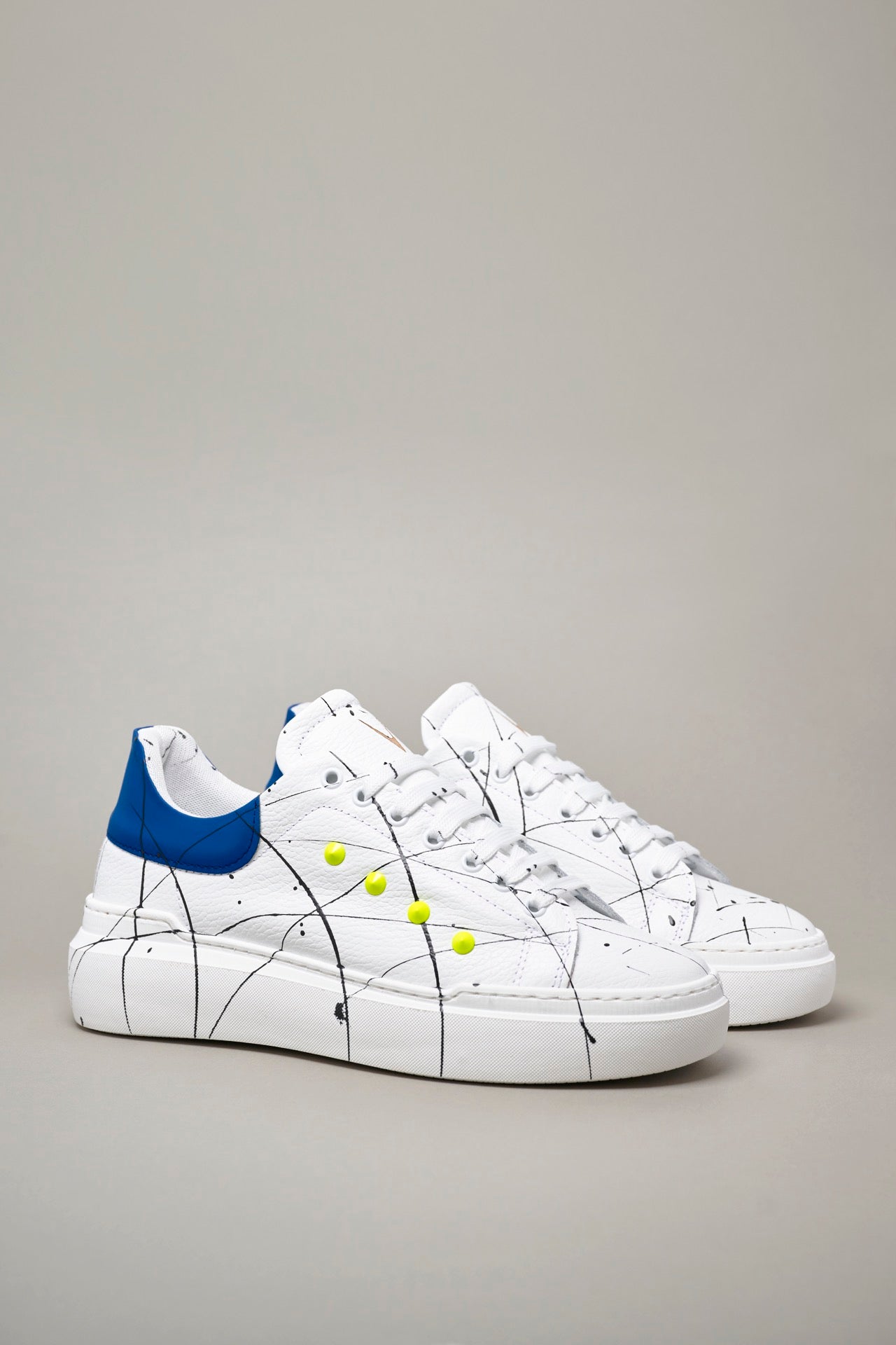HAMMER - High sole sneakers in textured leather with Royal Blue back with Fluo Yellow studs and paint splashes