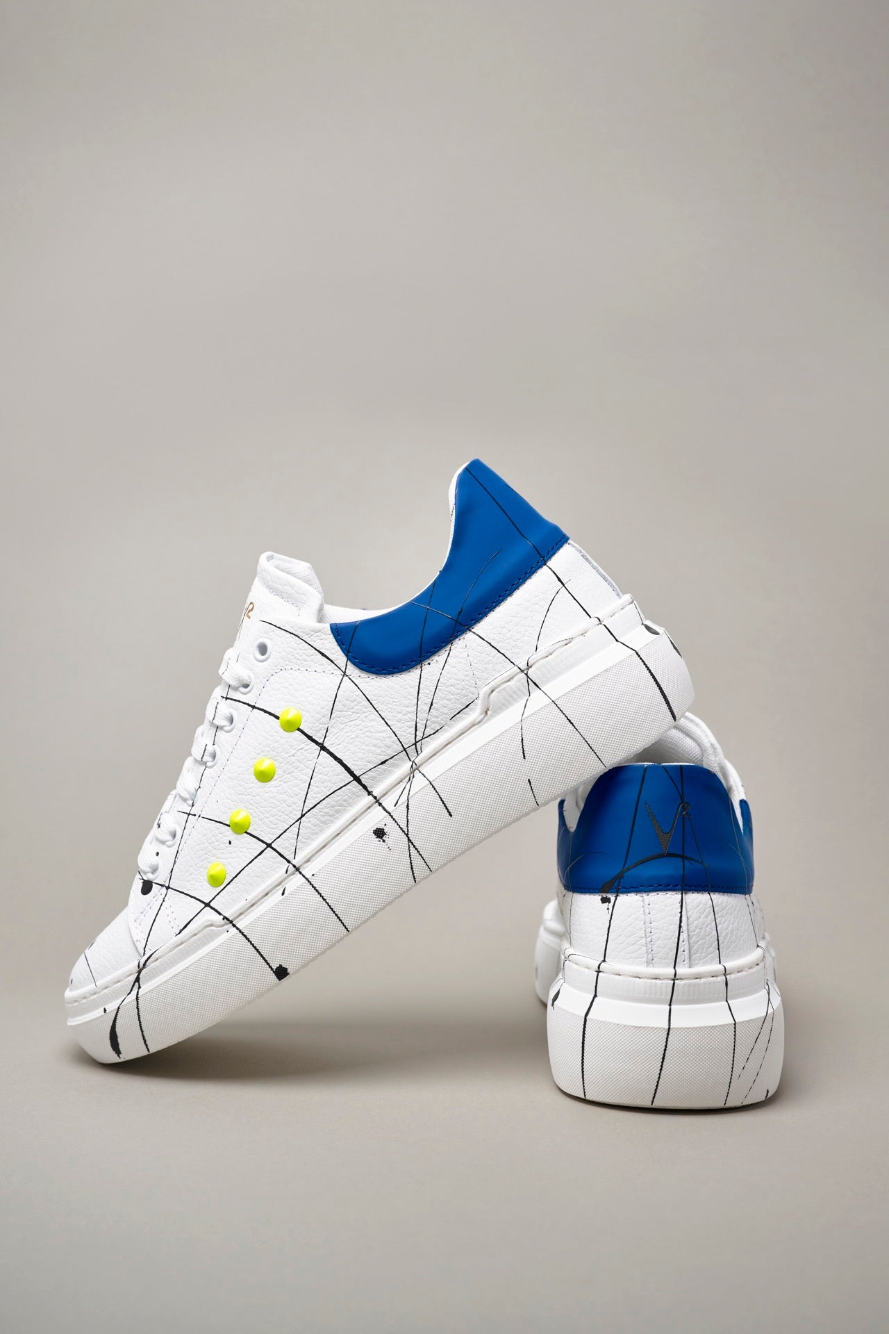 HAMMER - Sneakers a suola alta in pelle martellata con retro Blu Royal con borchie Giallo Fluo e schizzi di vernice