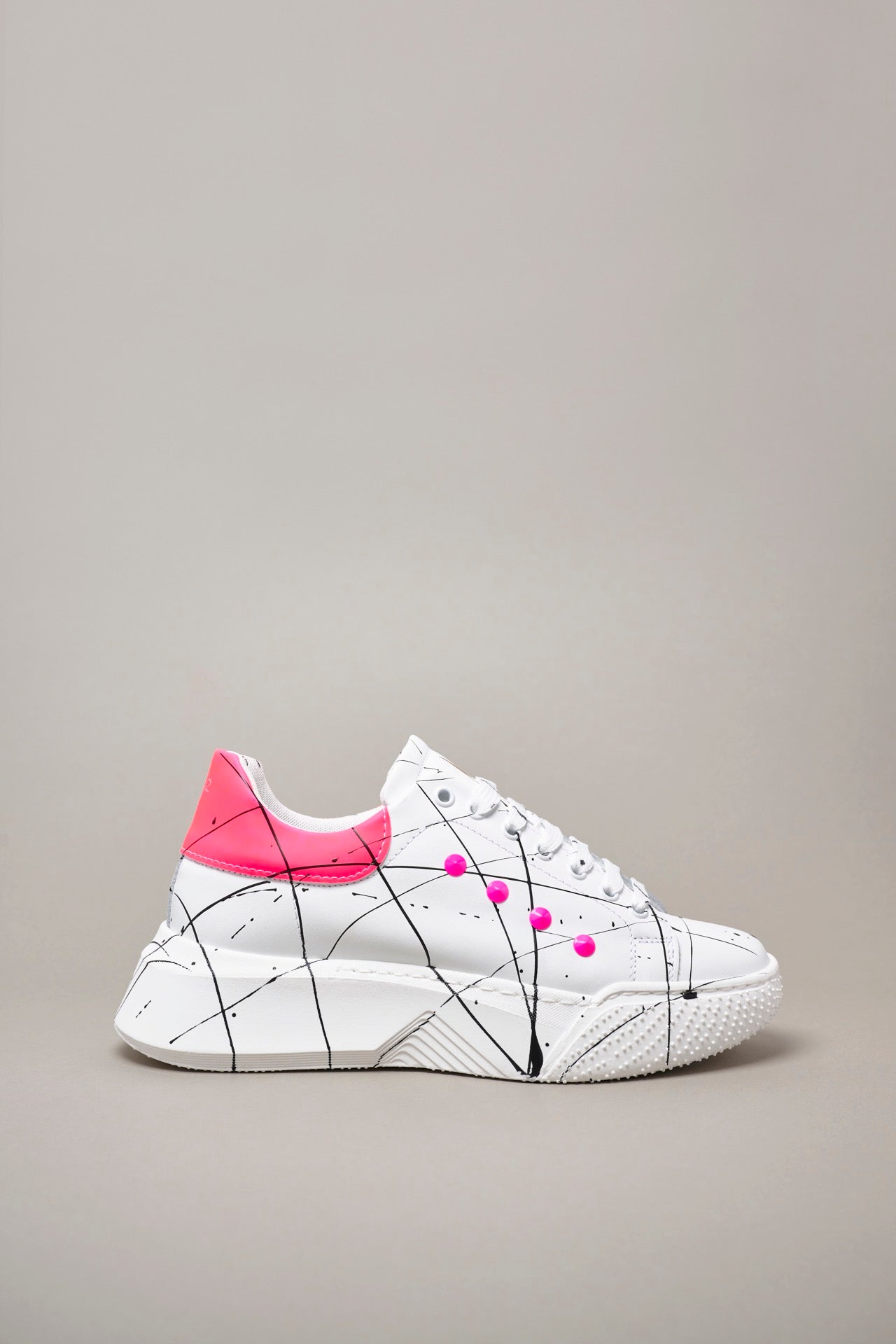 SUPERNOVA - Sneakers a suola alta retro e borchie Rosa Fluo con schizzi di vernice