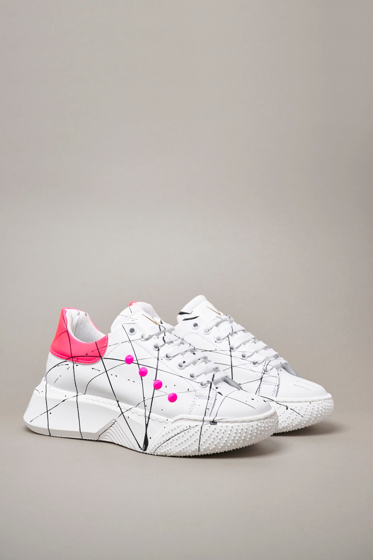 SUPERNOVA - Sneakers a suola alta retro e borchie Rosa Fluo con schizzi di vernice