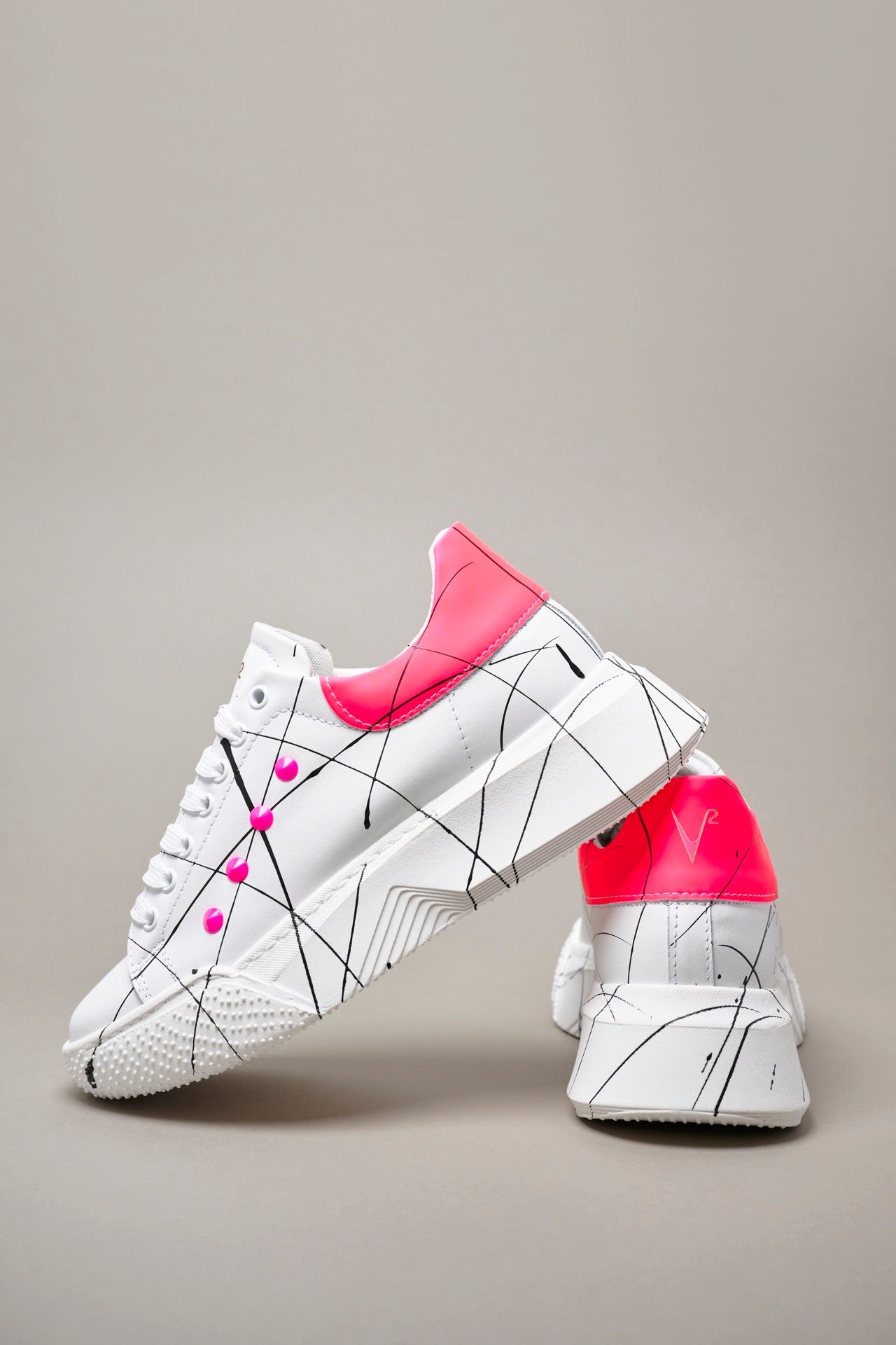 SUPERNOVA - Sneakers with retro high sole and Fluo Pink studs with splashes of paint