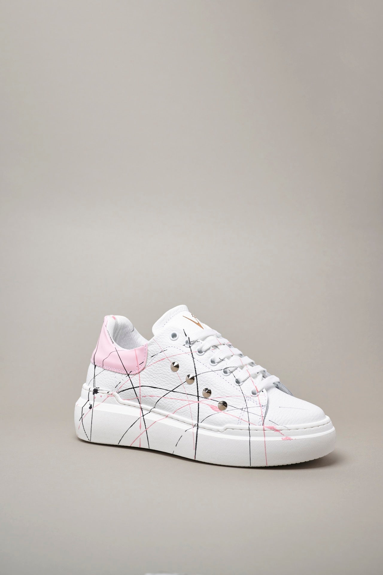 HAMMER - High sole sneakers in hammered leather with Pastel Pink back with studs and splashes of paint
