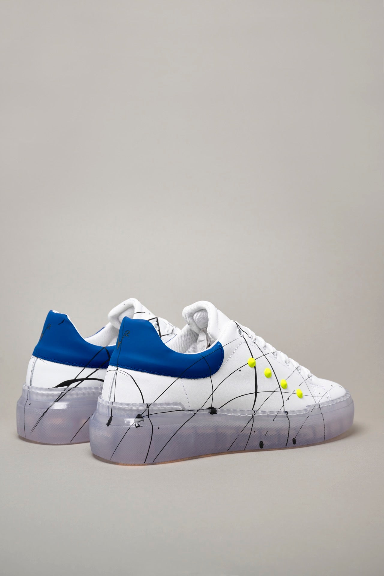 GALAXY - Sneakers a suola alta trasparente retro Blu Royal con borchie Giallo Fluo e schizzi di Vernice