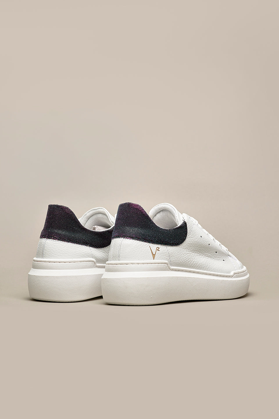 HAMMER - High sole sneakers in white hammered leather with iridescent black back