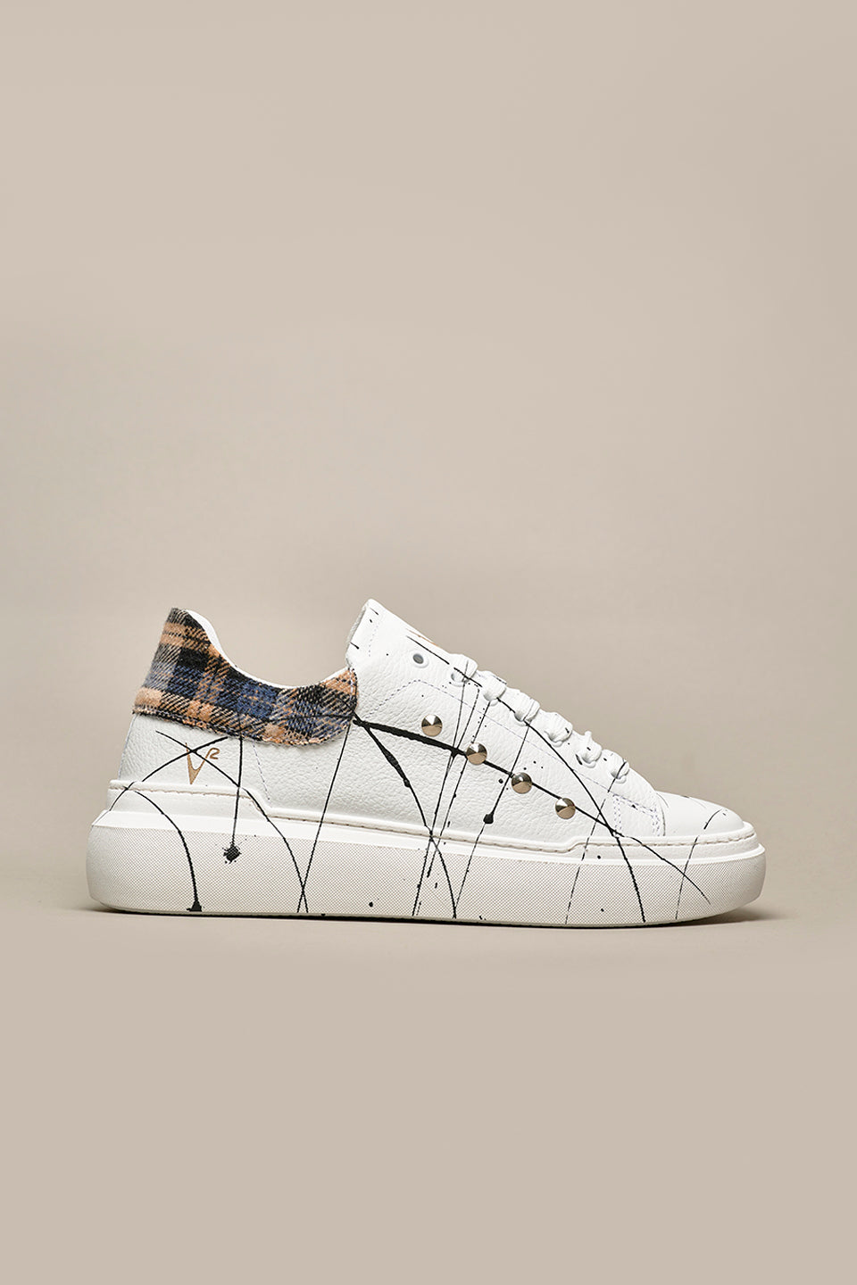 HAMMER - High sole sneakers in white grained leather with Beige tartan backing with studs and paint splashes