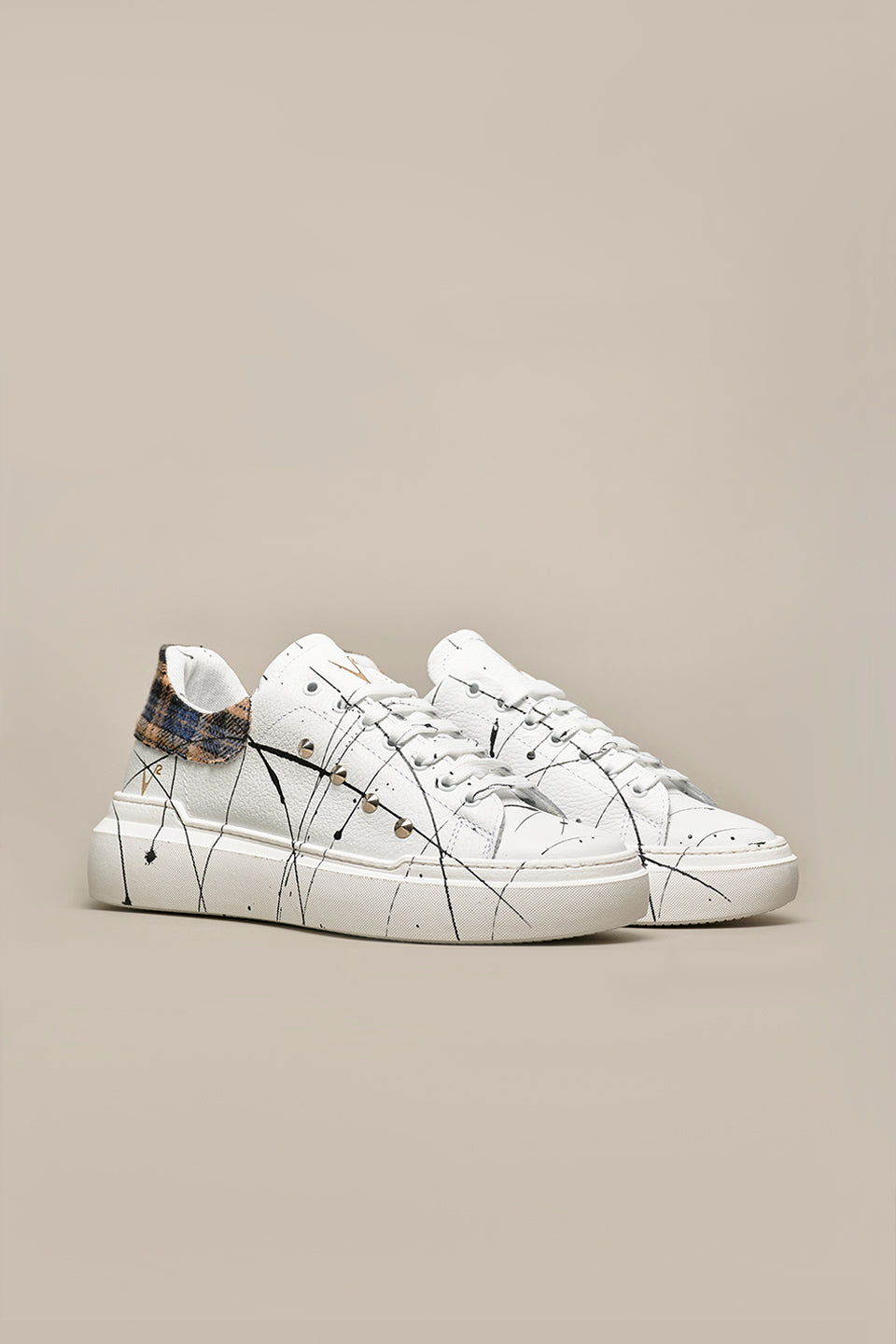 HAMMER - High sole sneakers in white grained leather with Beige tartan backing with studs and paint splashes