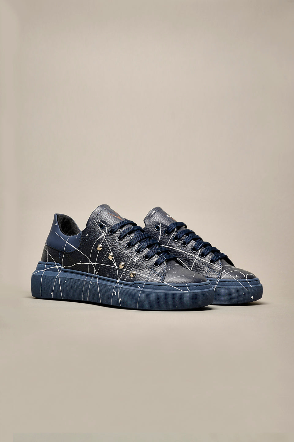 HAMMER - Sneakers a suola alta in pelle martellata Blu con borchie e schizzi di vernice