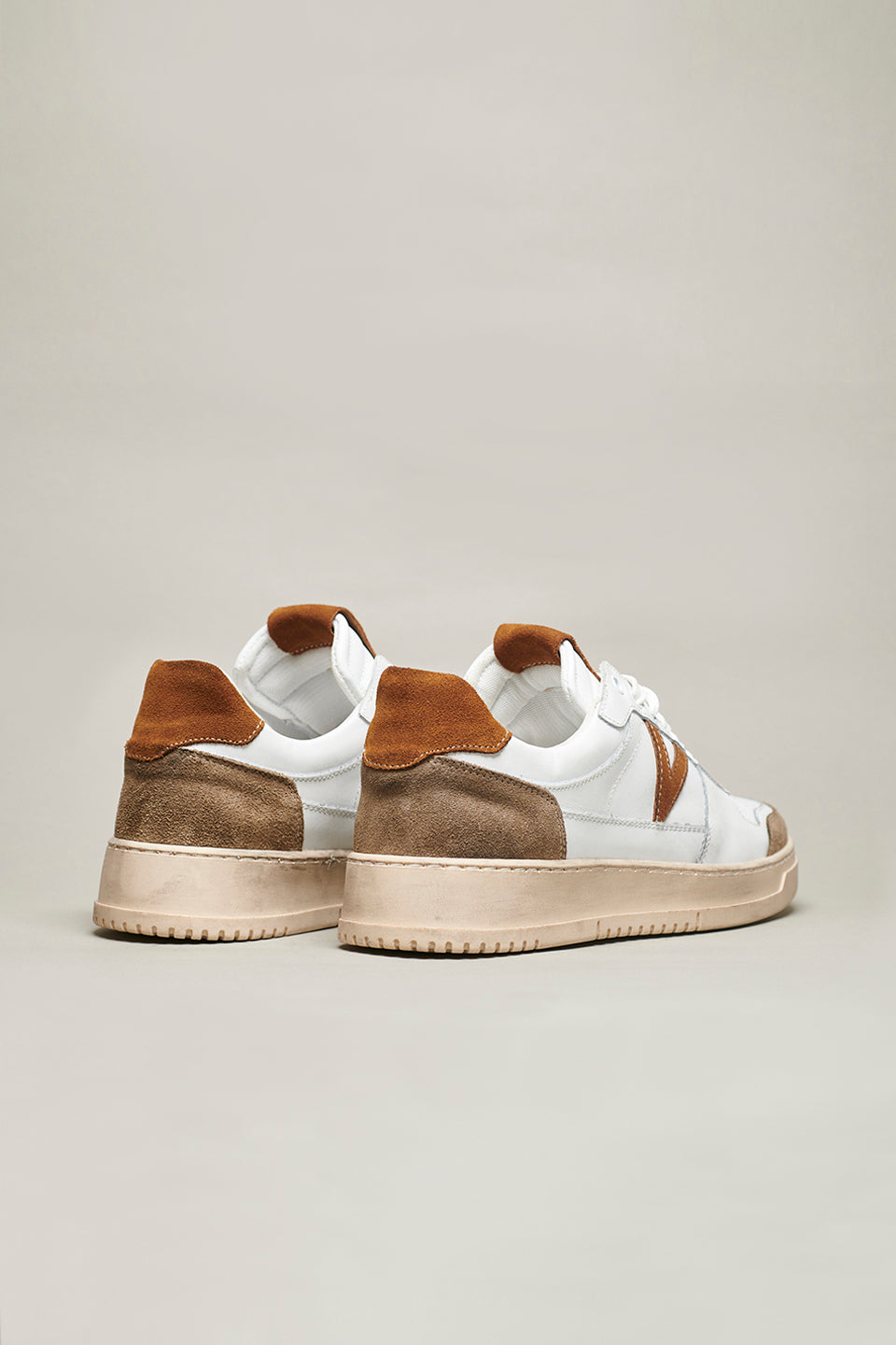 COLLEGE - White sneakers with Camel suede back and insert