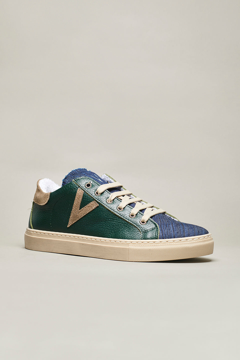 OLYMPIC - Sneakers a suola bassa in pelle martellata Verde con linguetta in tessuto Jeans