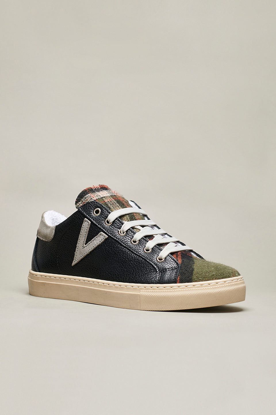 OLYMPIC - Low sole sneakers in black textured leather with green tartan fabric tongue