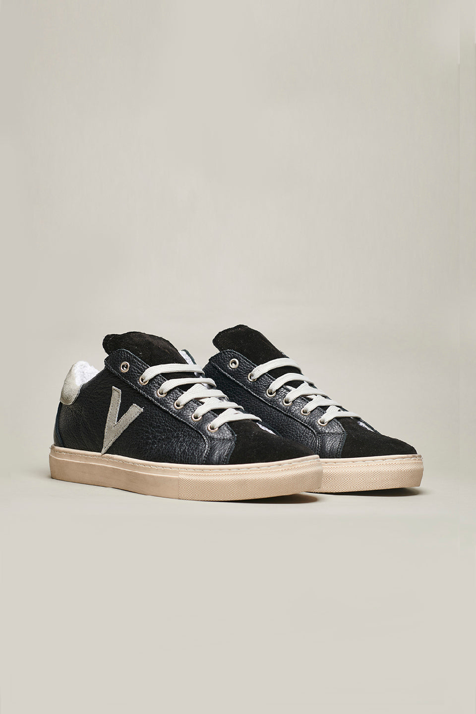 OLYMPIC - Low sole sneakers in black textured leather with gray back and insert