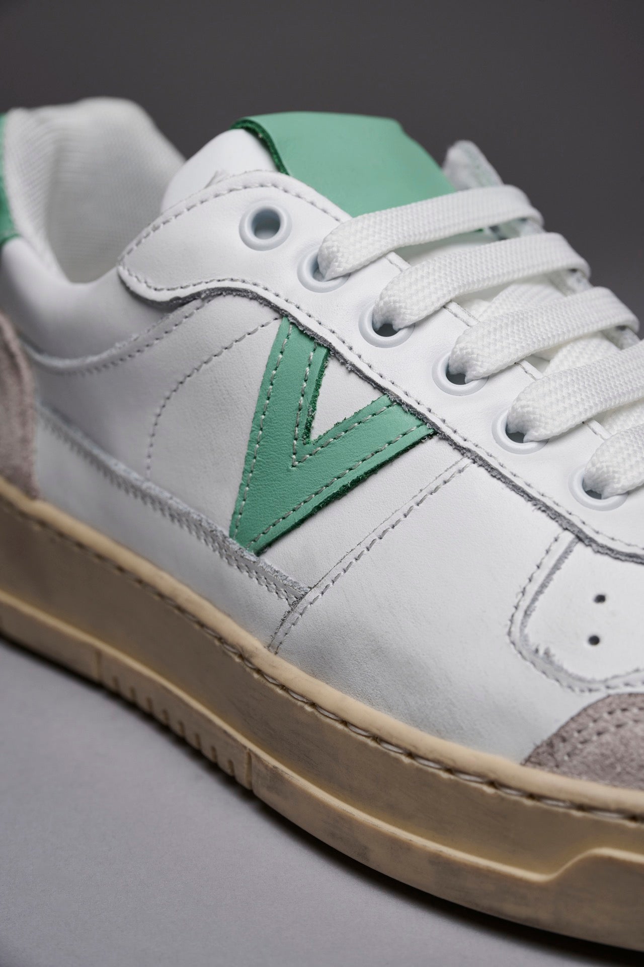 COLLEGE - White sneakers with mint green back and insert